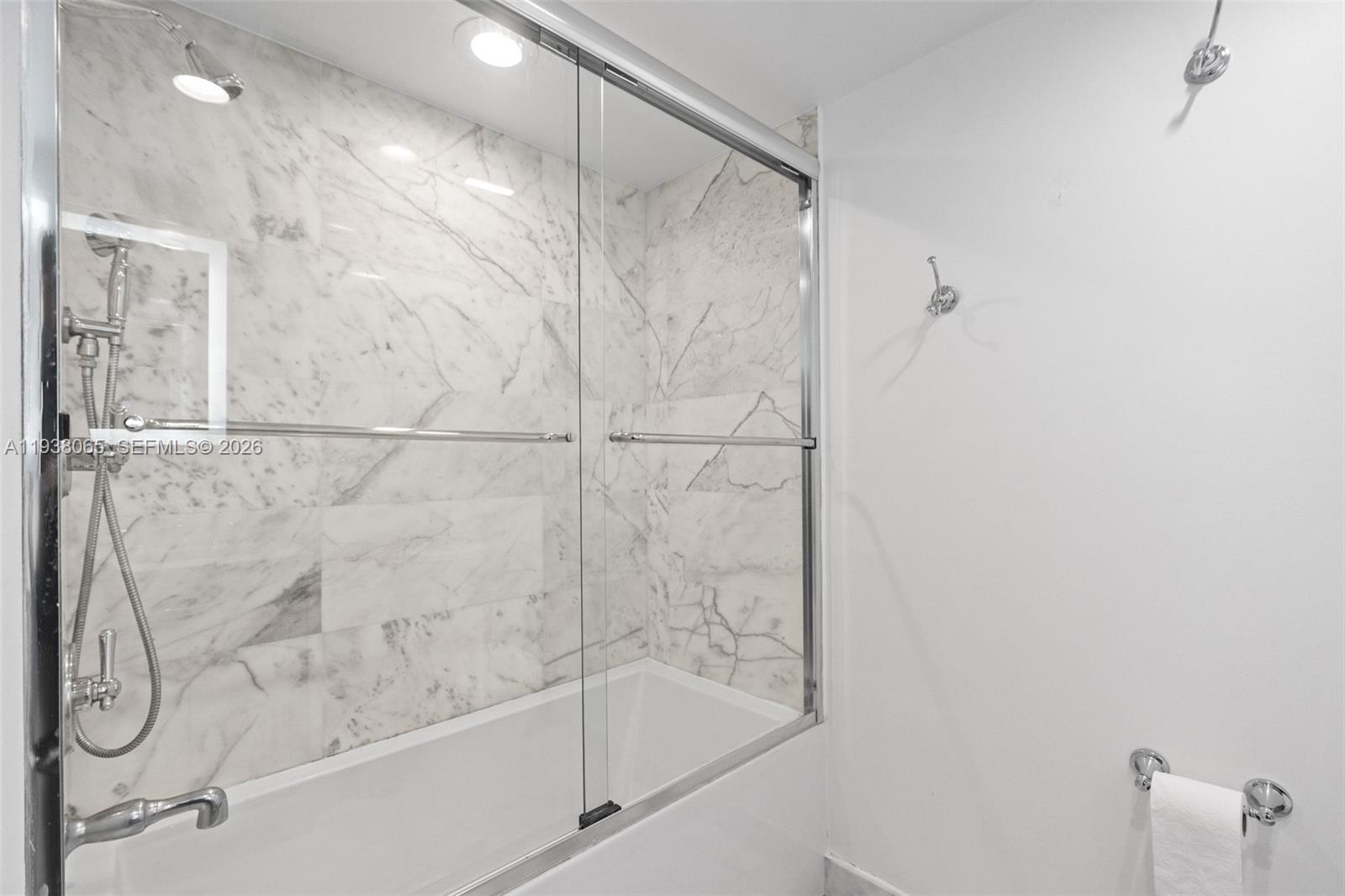 807 3 / 3 1696 sq. ft. $ 2026-01-03 0 foto