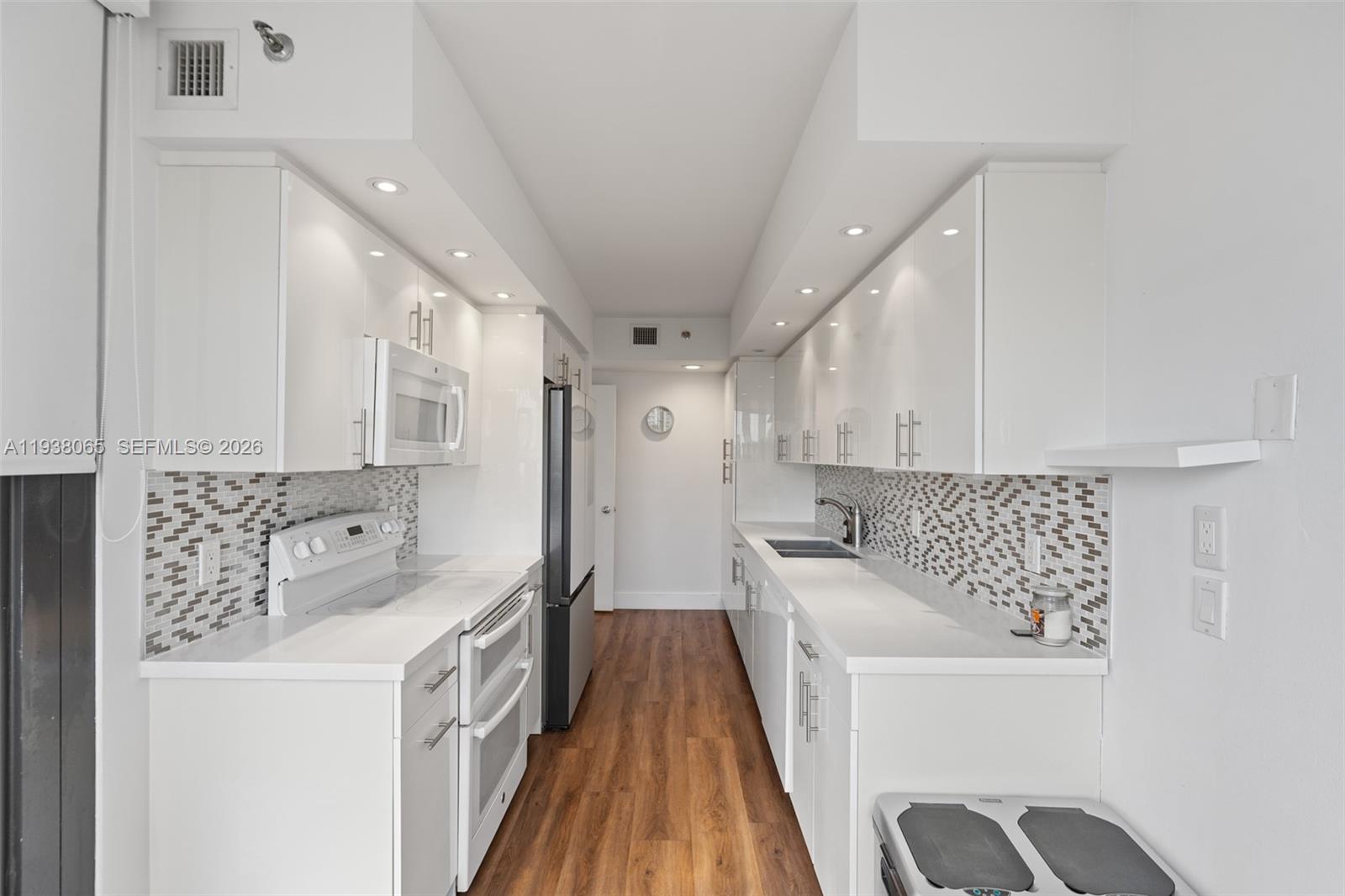 807 3 / 3 1696 sq. ft. $ 2026-01-03 0 foto