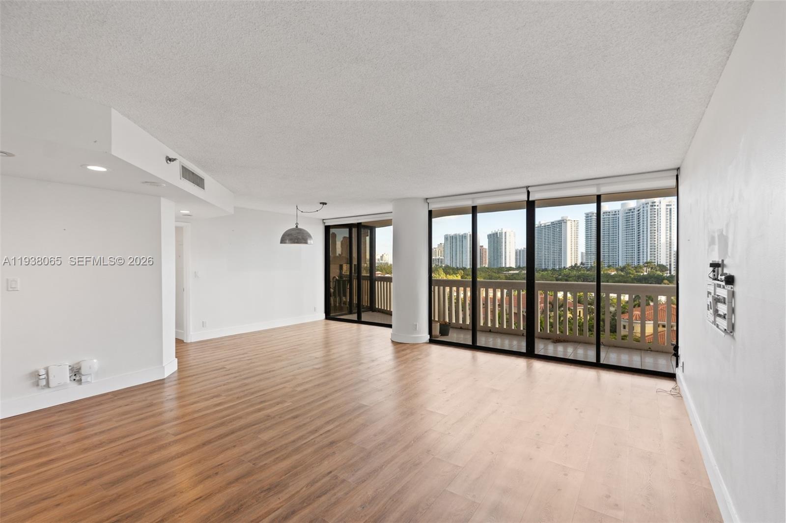 807 3 / 3 1696 sq. ft. $ 2026-01-03 0 foto