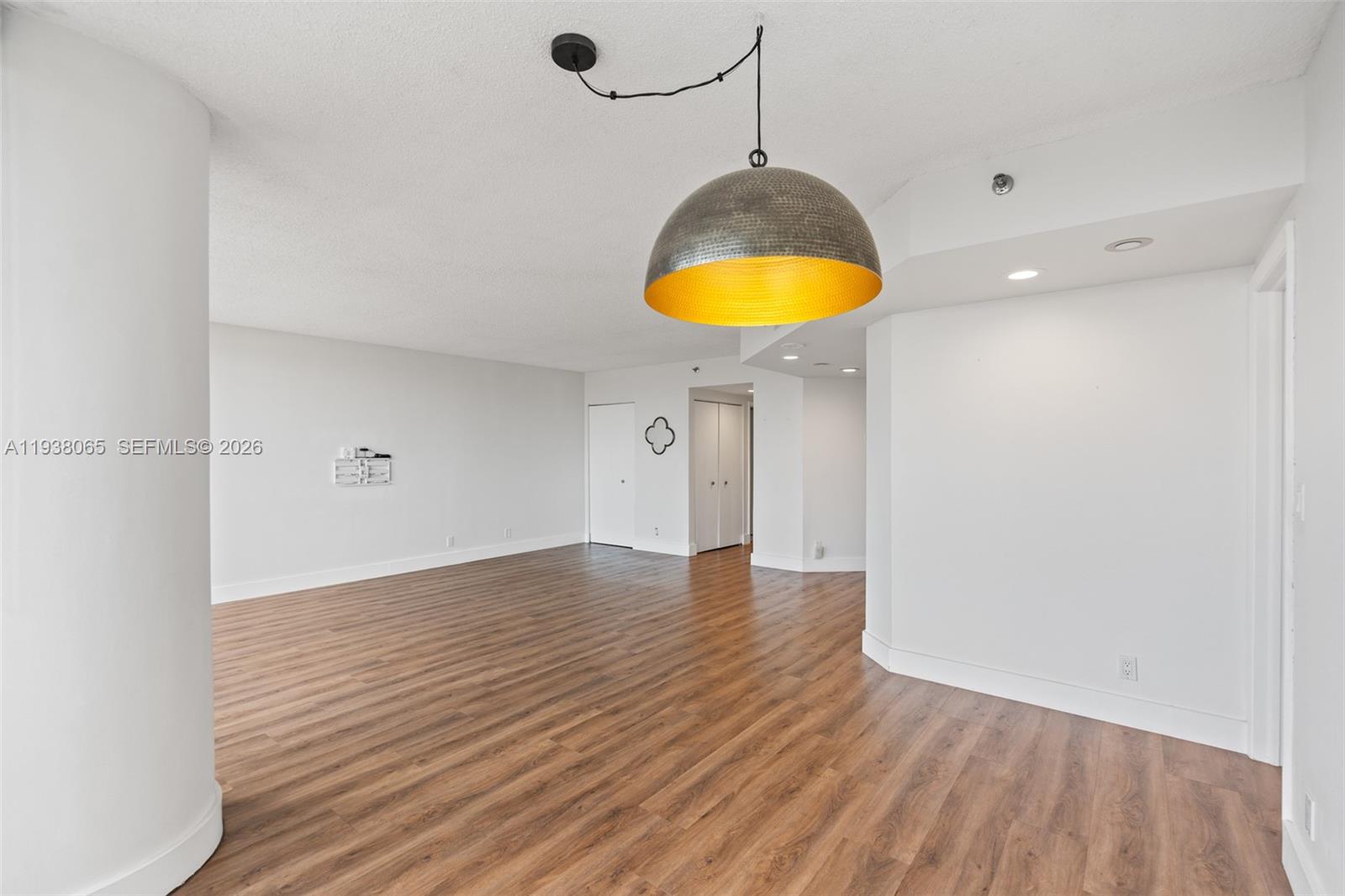 807 3 / 3 1696 sq. ft. $ 2026-01-03 0 foto