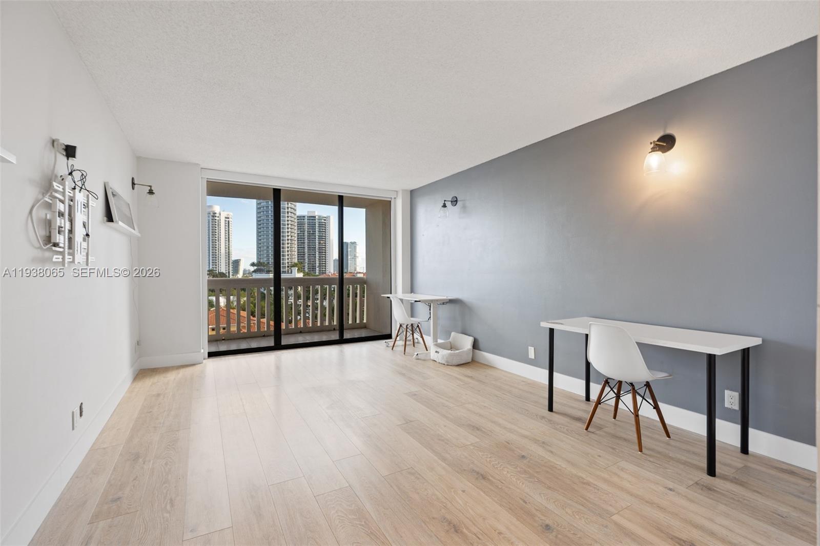 807 3 / 3 1696 sq. ft. $ 2026-01-03 0 foto