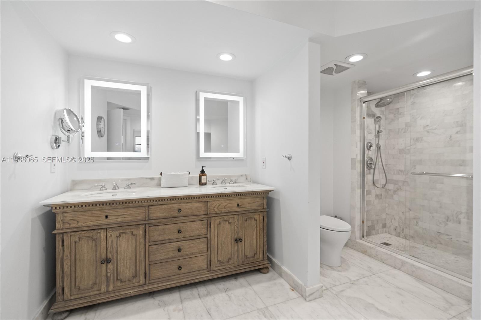 807 3 / 3 1696 sq. ft. $ 2026-01-03 0 foto