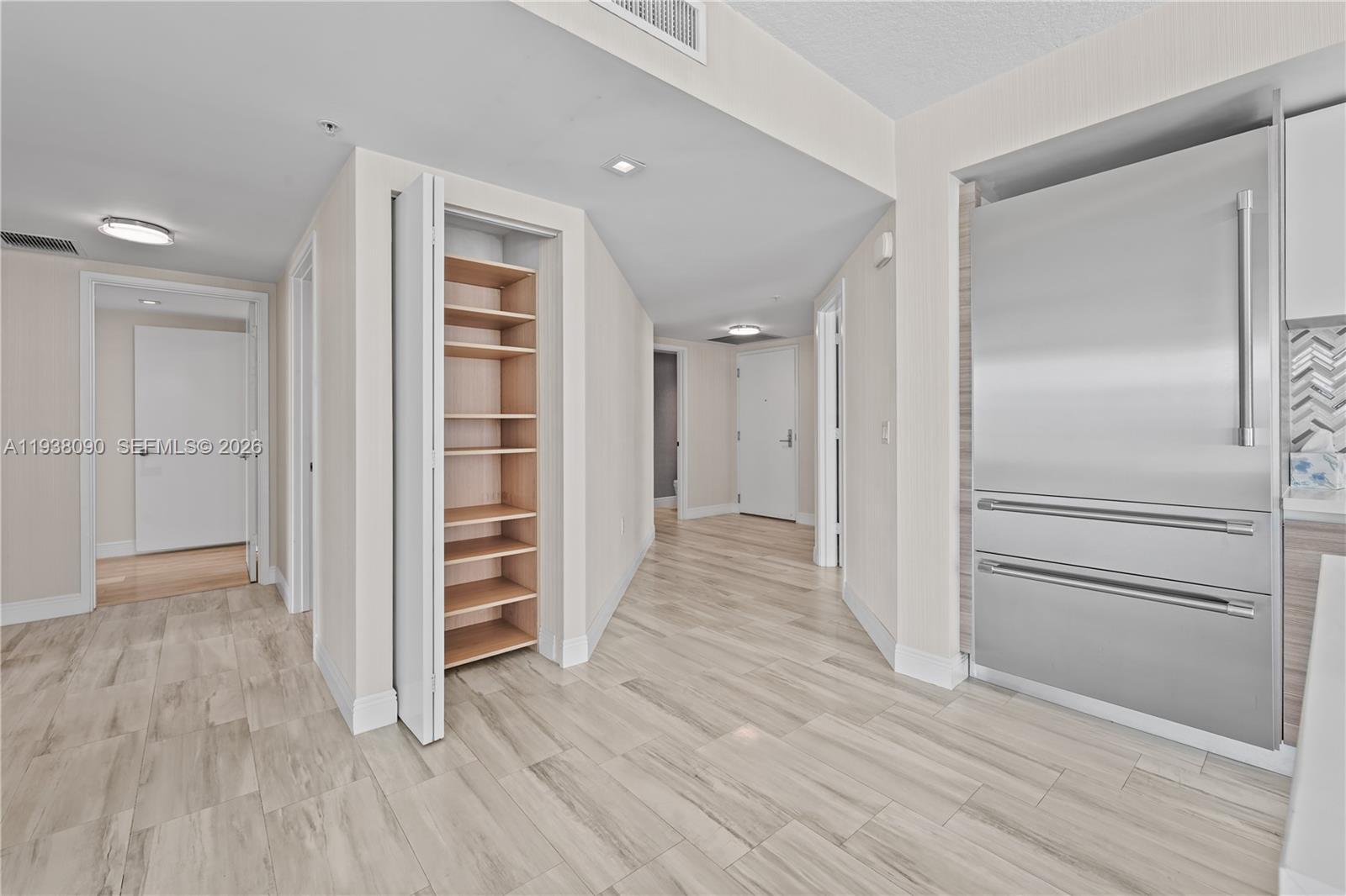 Ver detalles 4-1107 3 / 4 1892 sq. ft. $ 2026-01-04 0 foto