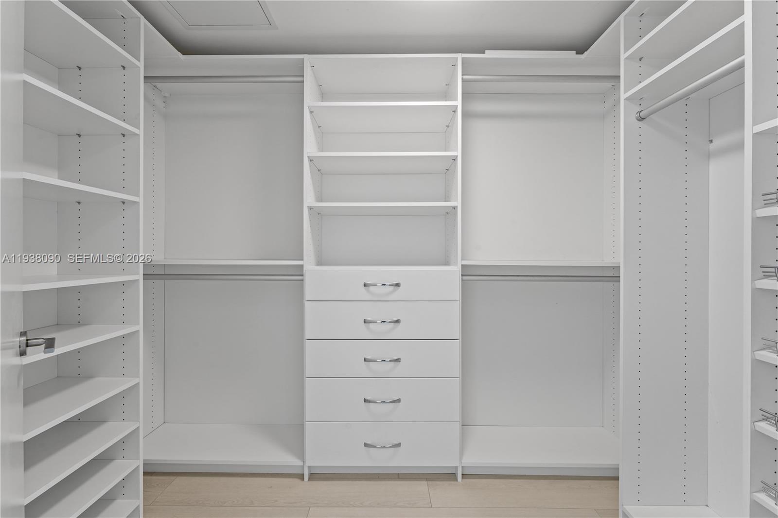 Ver detalles 4-1107 3 / 4 1892 sq. ft. $ 2026-01-04 0 foto