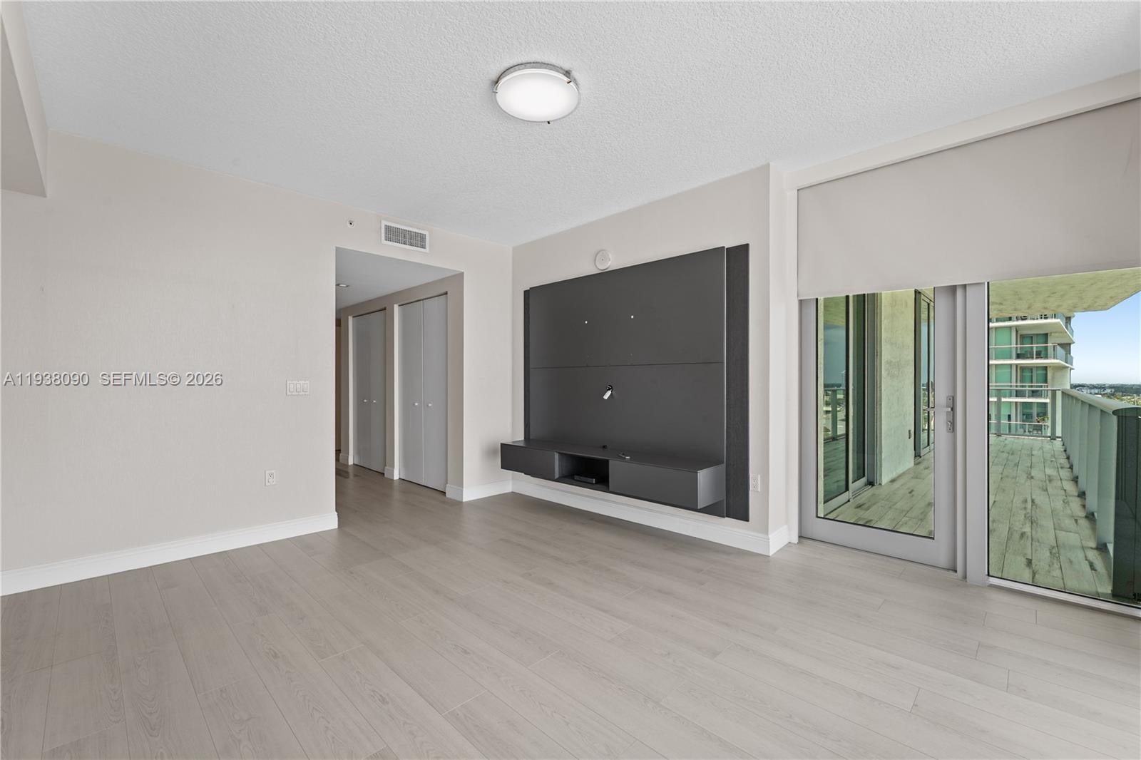 Ver detalles 4-1107 3 / 4 1892 sq. ft. $ 2026-01-04 0 foto