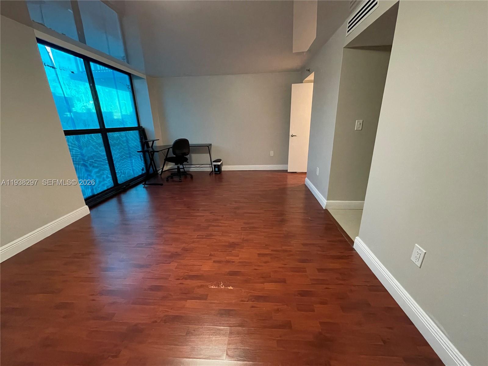 305 2 / 2 1251 sq. ft. $ 2026-01-05 0 foto