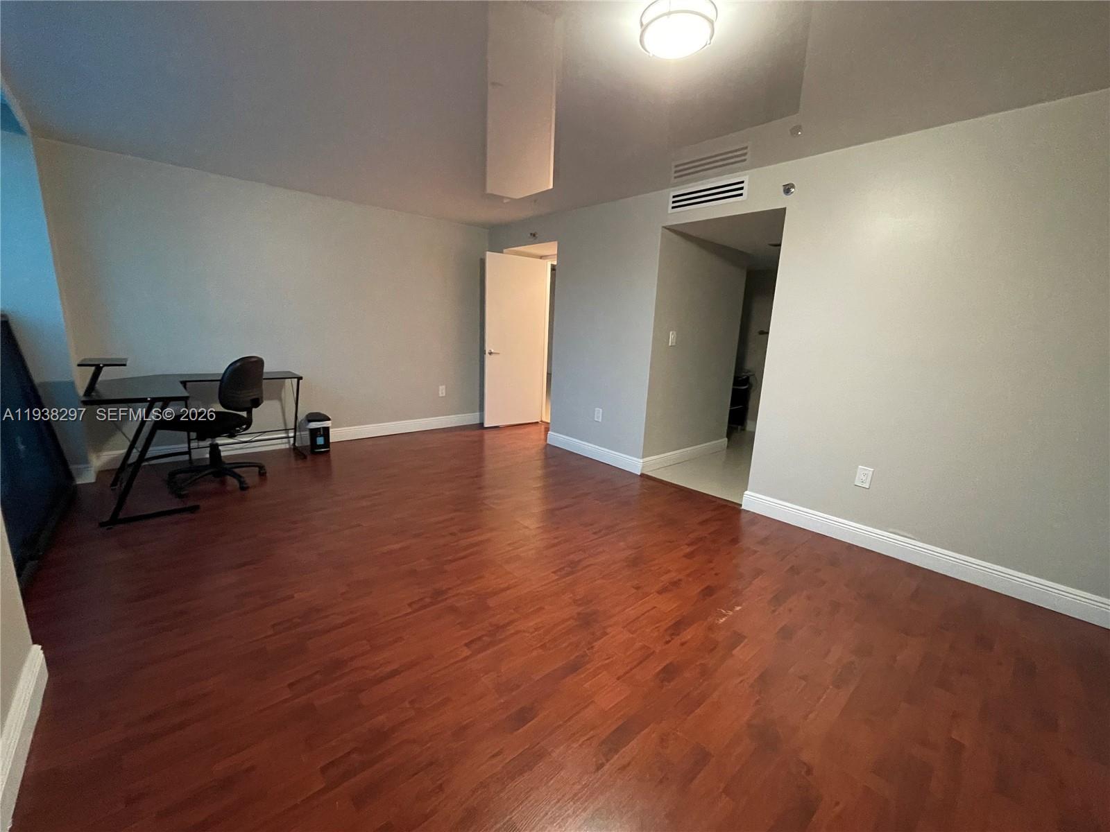 305 2 / 2 1251 sq. ft. $ 2026-01-05 0 foto