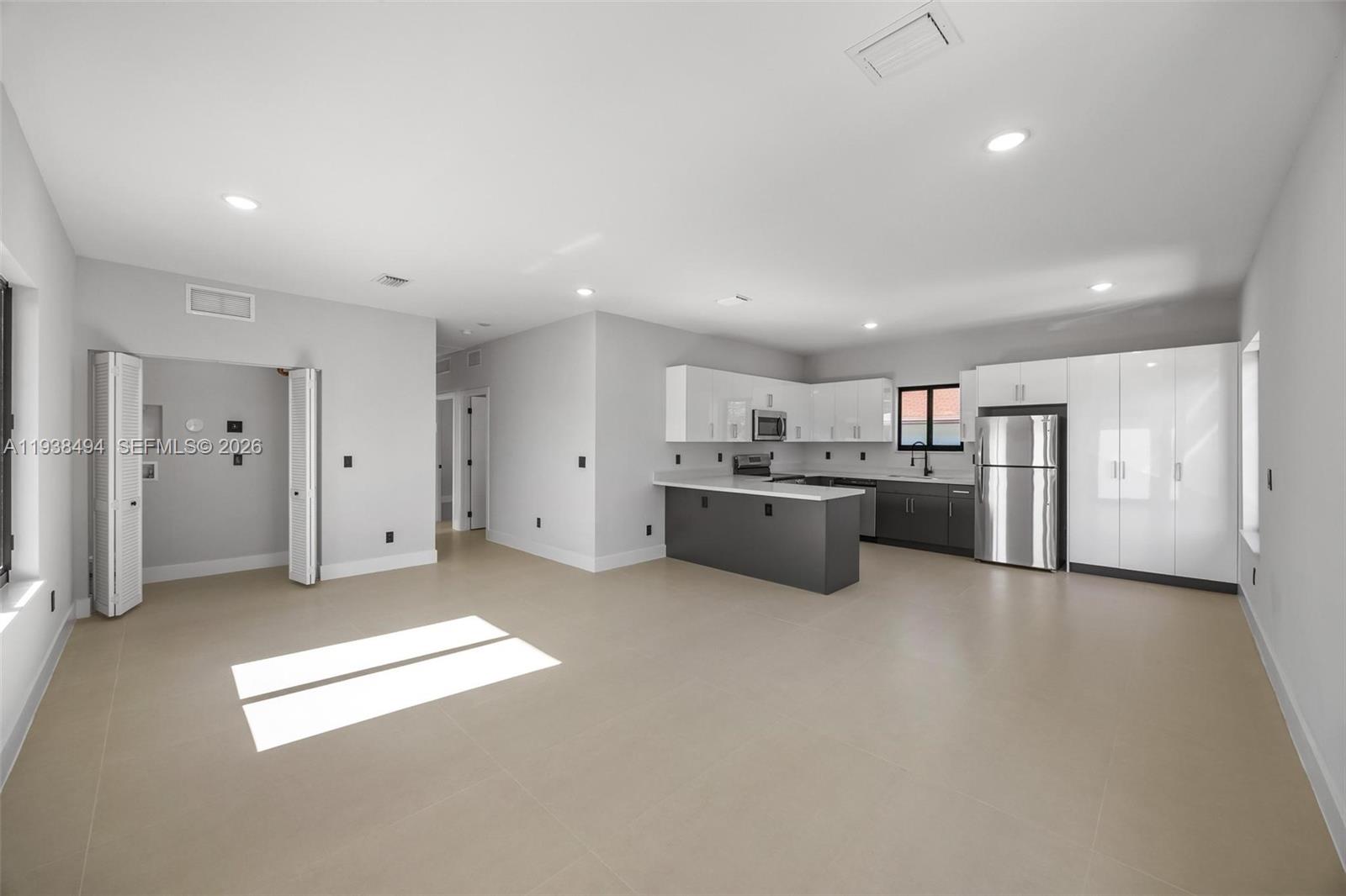   /   кв.футов $ 2026-01-05 0 Фото