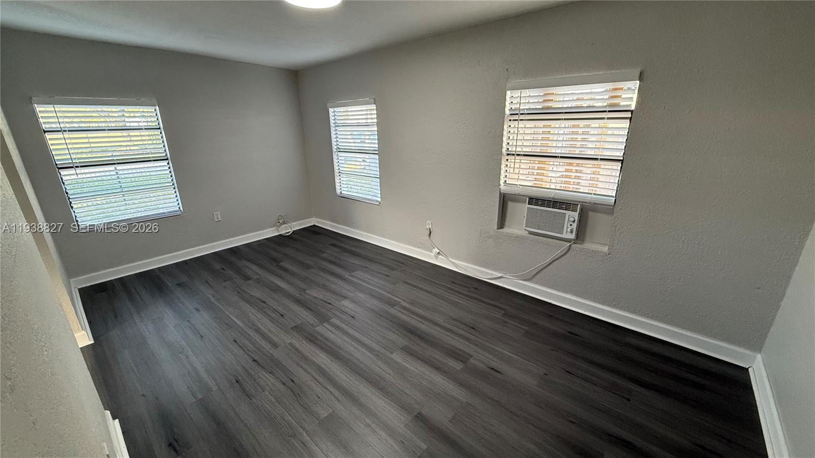 See details / 989 sq. ft. $ 2026-01-05 0 Photo