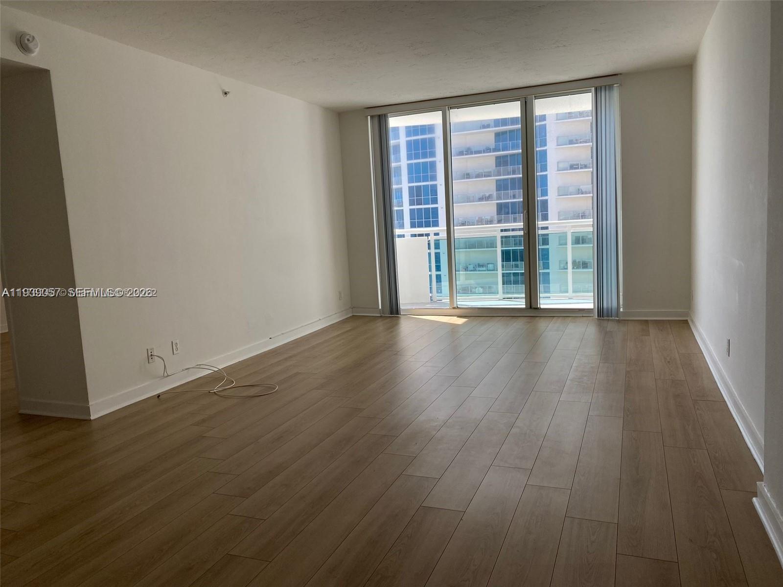 Photo of 3001 Ocean Dr  #1217, Hollywood, Florida, 33019 - Dinning and living