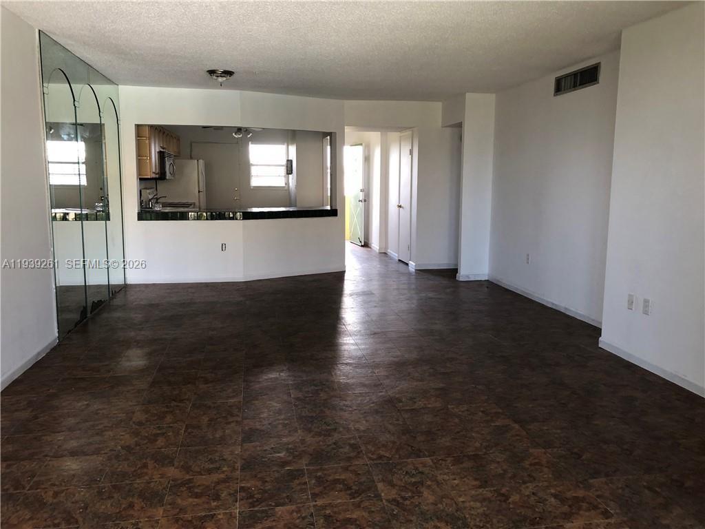 See details 403-1 2 / 2 1317 sq. ft. $ 2026-01-05 0 Photo