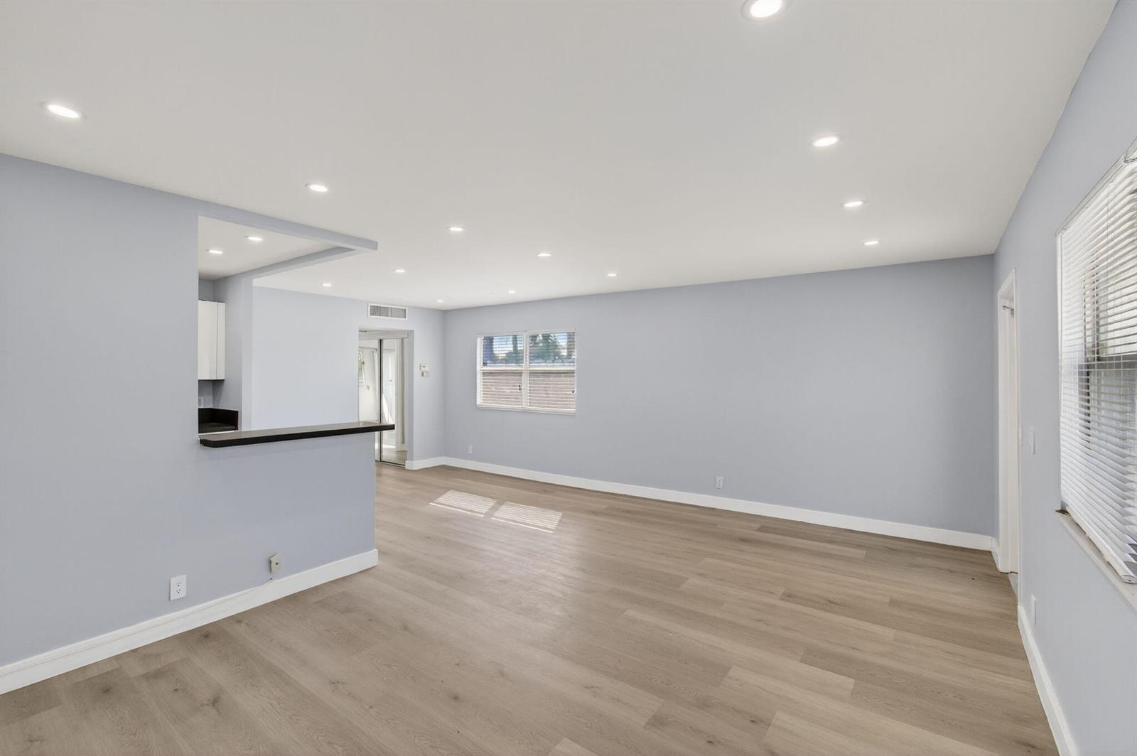  1 /  720 sq. ft. $ 2026-06-09 0 foto