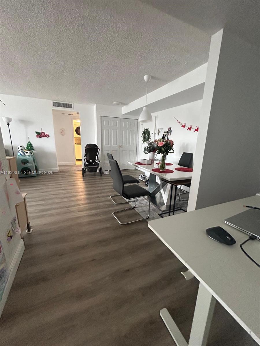 Ver detalles 1702 2 / 2 1275 sq. ft. $ 2026-01-06 0 foto