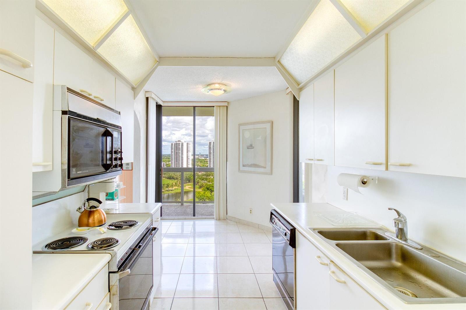 Photo of 20185 Country Club  #1709, Aventura, Florida, 33180 - Photo 12