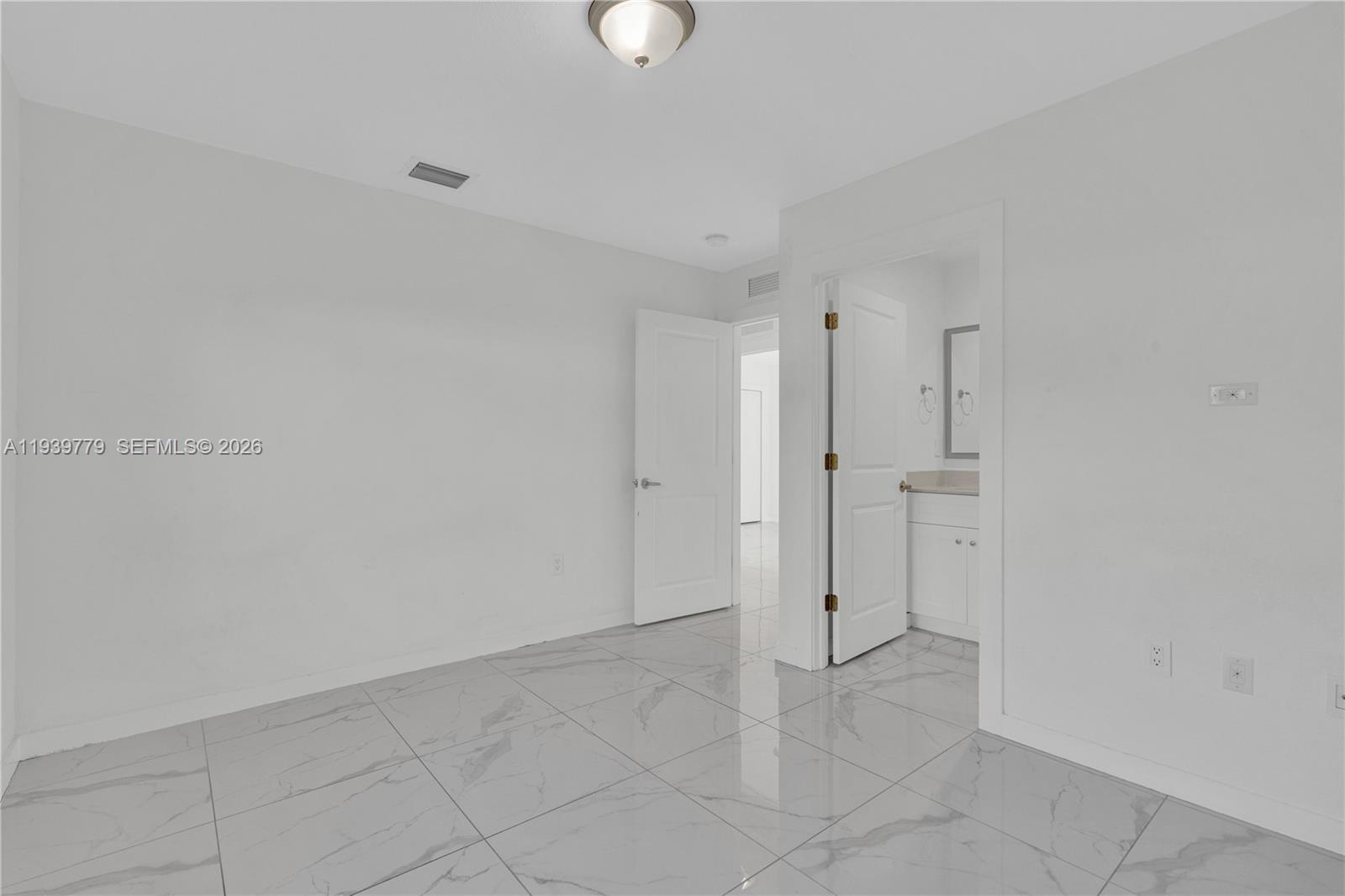 Подробнее / 1998 кв.футов $ 2026-01-06 0 Фото