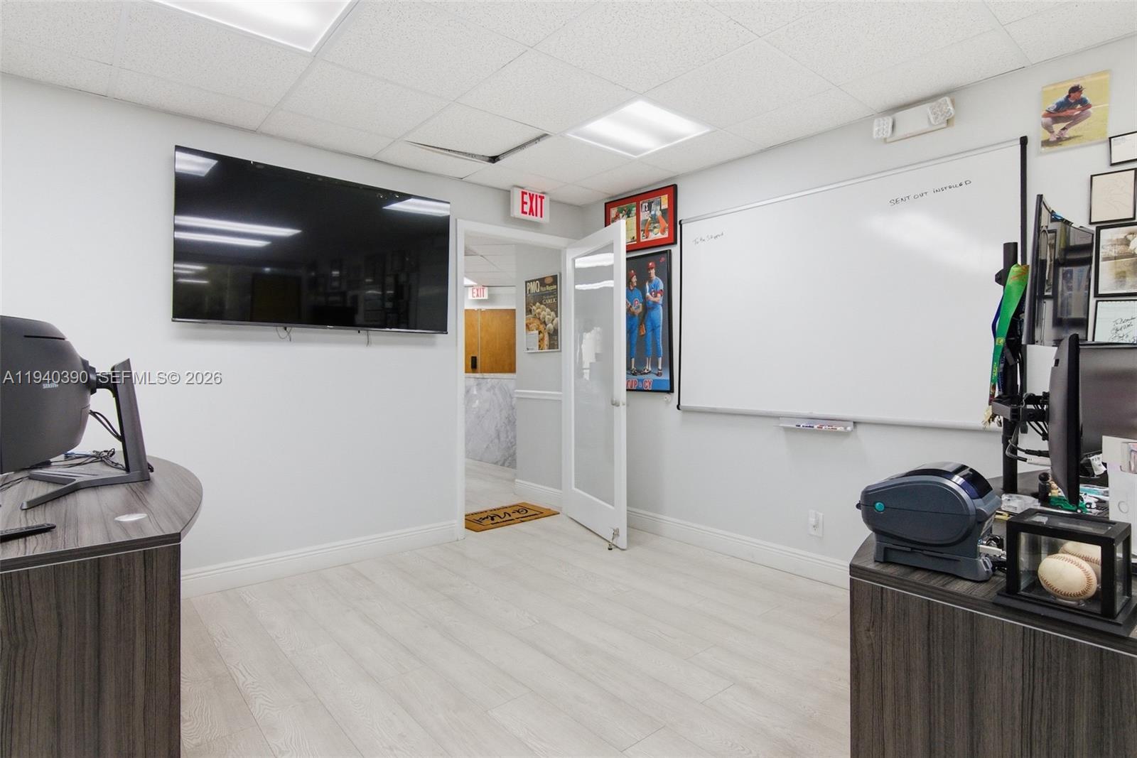 301  /   кв.футов $ 2026-01-07 0 Фото