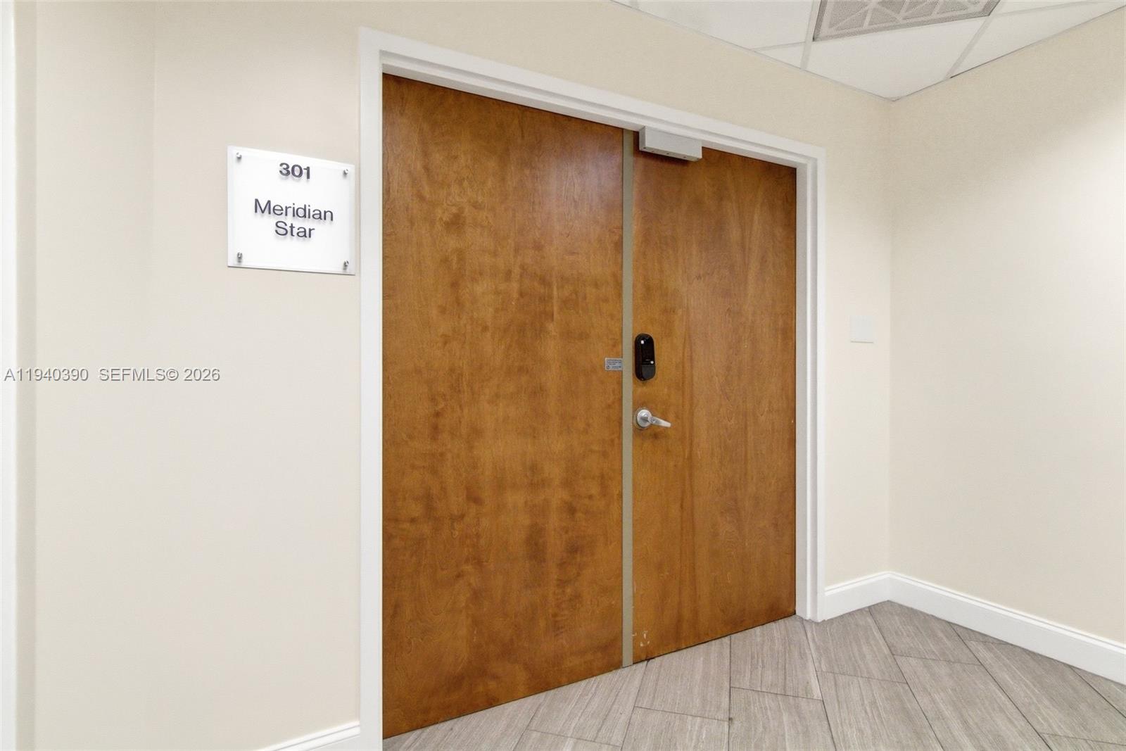 301  /   кв.футов $ 2026-01-07 0 Фото