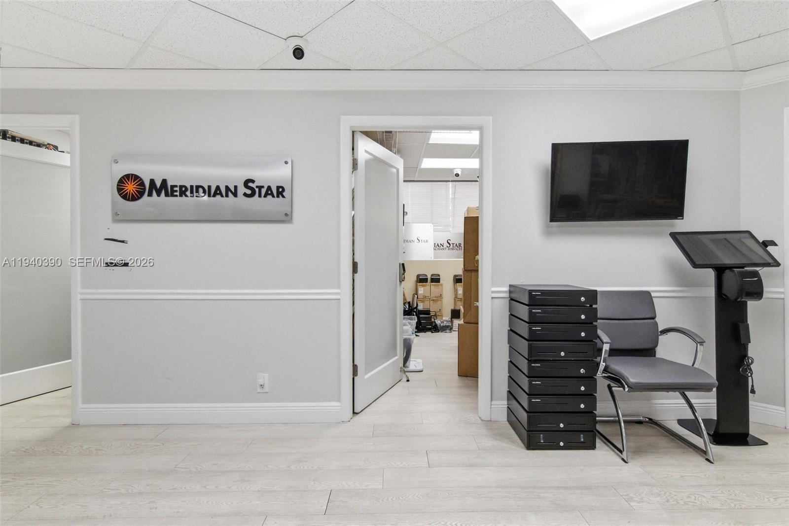 301  /   кв.футов $ 2026-01-07 0 Фото