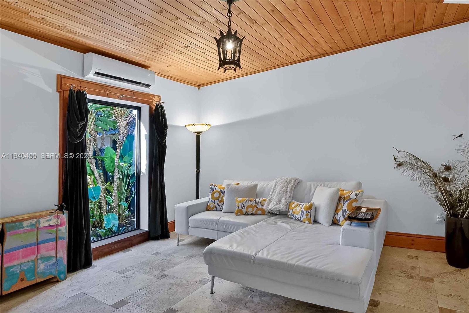   /   кв.футов $ 2026-01-07 0 Фото