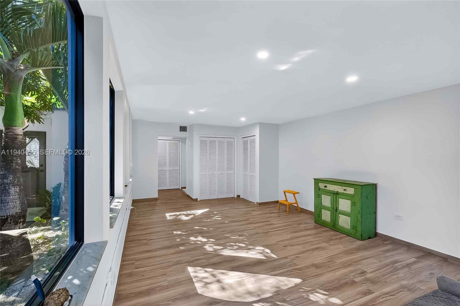   /   кв.футов $ 2026-01-07 0 Фото