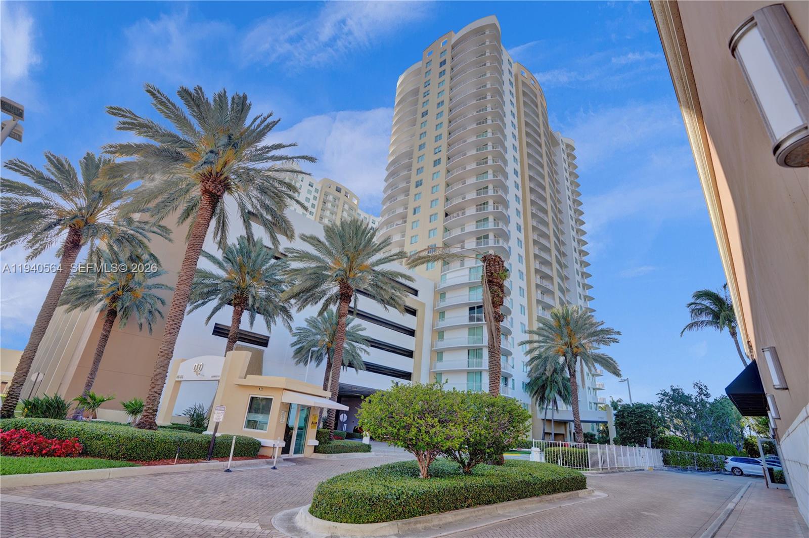 Фото 1755 Hallandale Beach Blvd  #PH04E, Hallandale Beach, Florida, 33009 - 