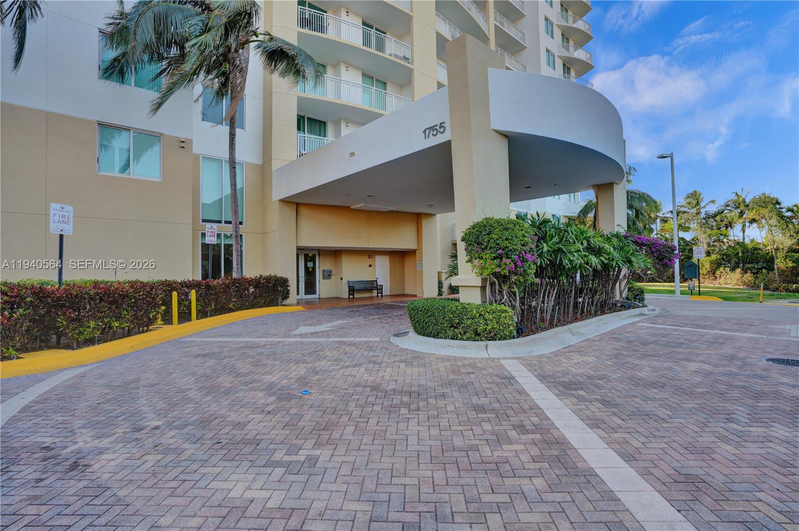 Фото 1755 Hallandale Beach Blvd  #PH04E, Hallandale Beach, Florida, 33009 - 