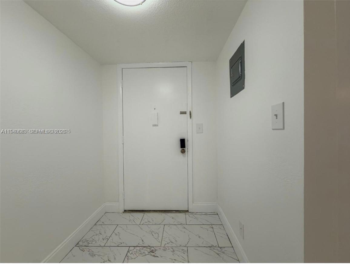 Ver detalles 207F 2 / 2 1100 sq. ft. $ 2026-01-07 0 foto