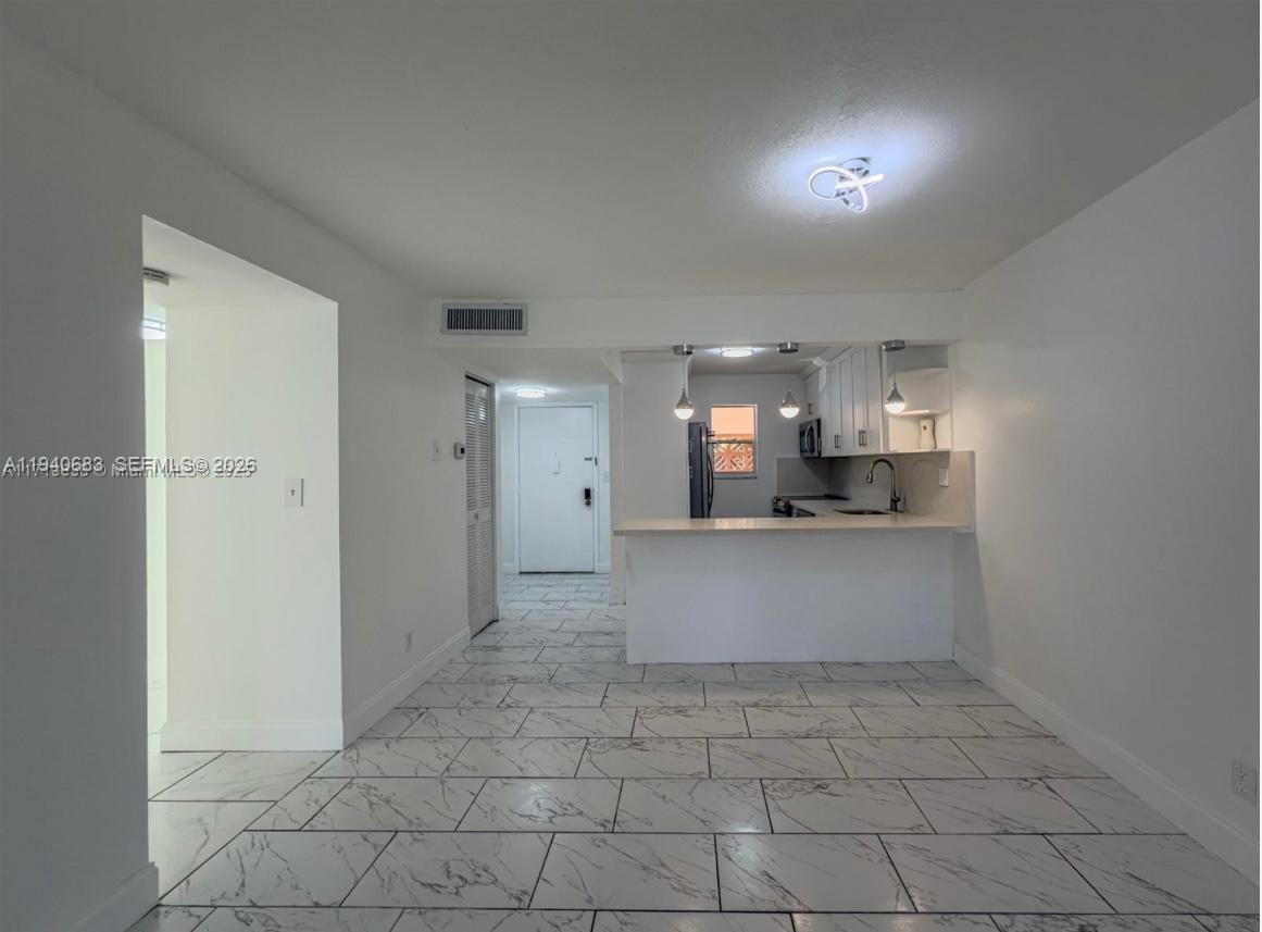 Ver detalles 207F 2 / 2 1100 sq. ft. $ 2026-01-07 0 foto