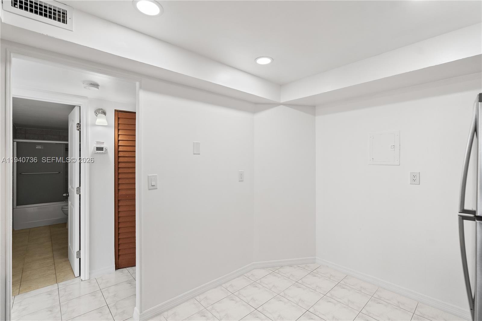 Ver detalles 301E 1 / 1 801 sq. ft. $ 2026-05-02 0 foto