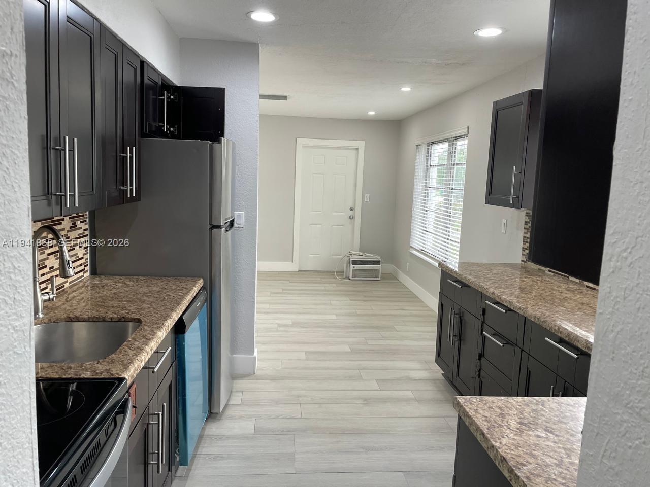 6241 3 / 2 1435 кв.футов $ 2026-01-08 0 Фото