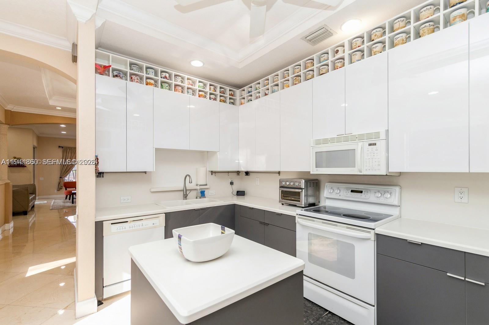 Photo of 999 Harbor Vw N  (999), Hollywood, Florida, 33019 - 