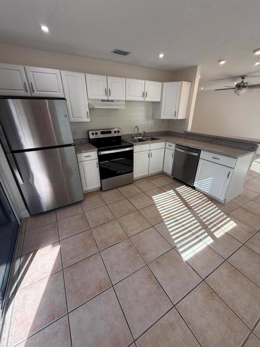   / 3 2580 sq. ft. $ 2026-06-03 0 foto