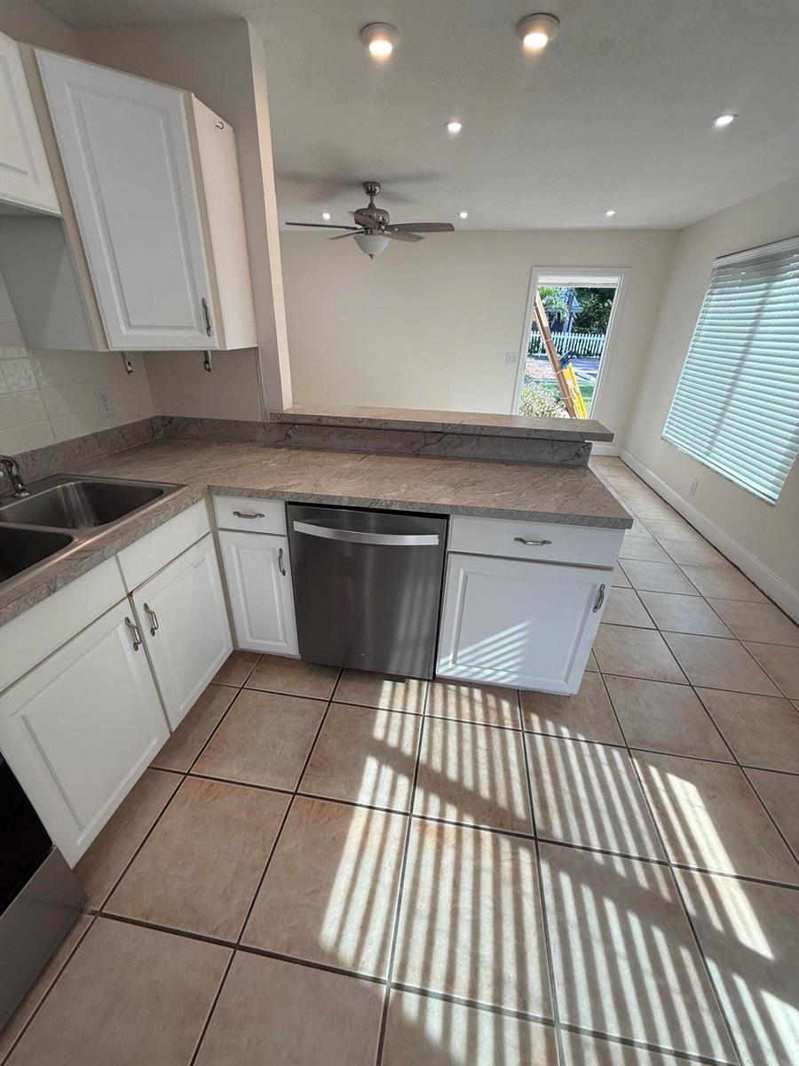   / 3 2580 sq. ft. $ 2026-06-03 0 foto