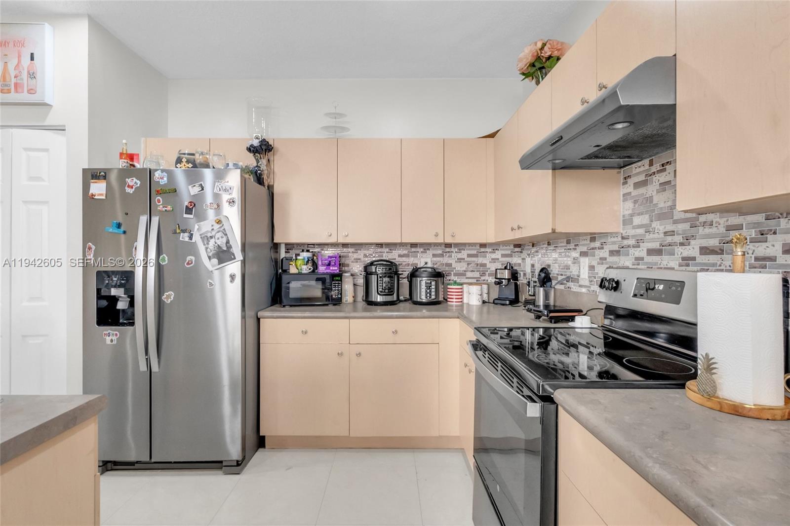 Ver detalles 950 3 / 3 1584 sq. ft. $ 2026-06-02 0 foto