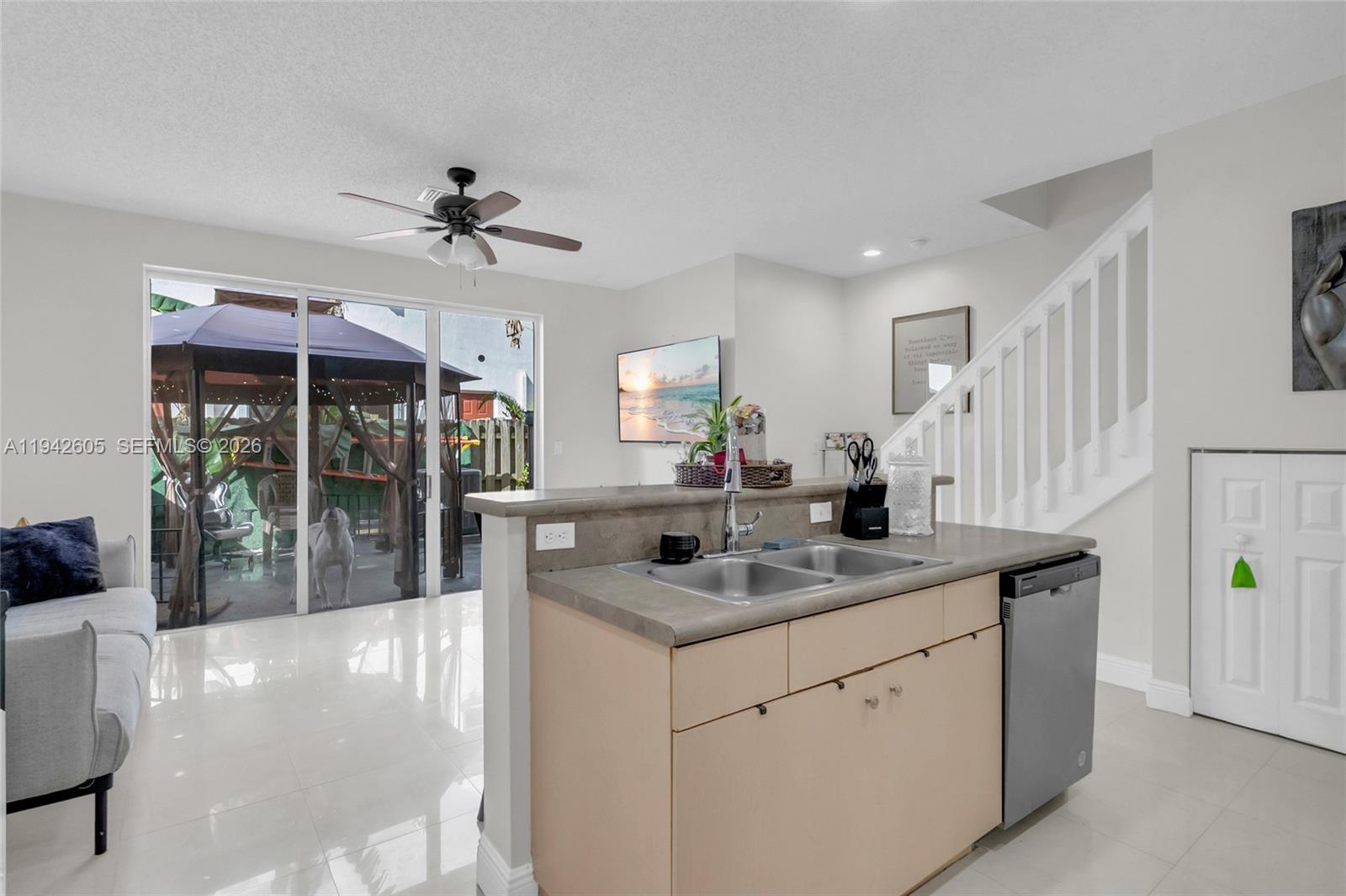 Ver detalles 950 3 / 3 1584 sq. ft. $ 2026-06-02 0 foto