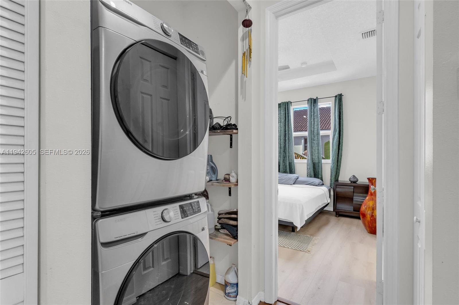 Ver detalles 950 3 / 3 1584 sq. ft. $ 2026-06-02 0 foto