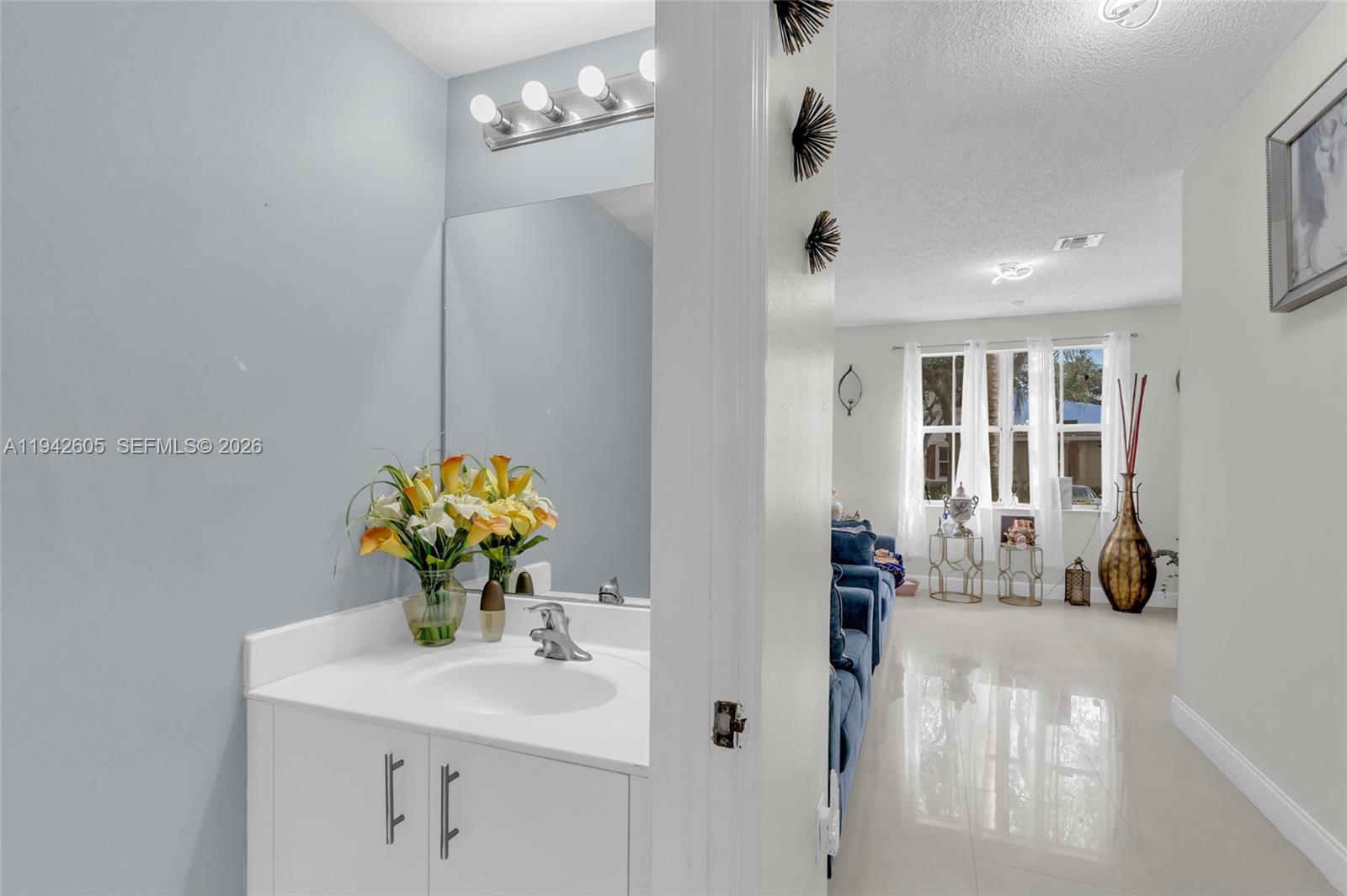 Ver detalles 950 3 / 3 1584 sq. ft. $ 2026-06-02 0 foto