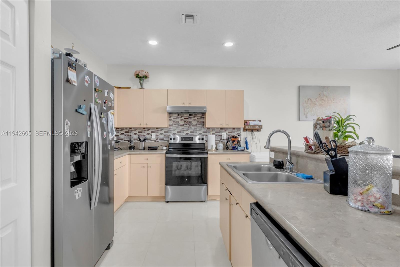 Ver detalles 950 3 / 3 1584 sq. ft. $ 2026-06-02 0 foto