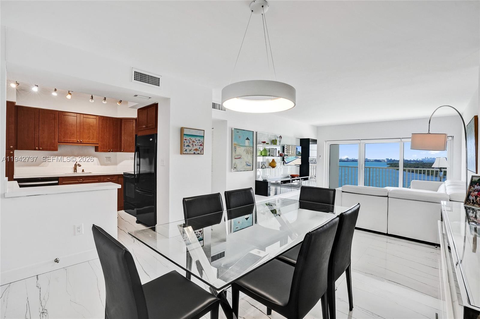 Ver detalles 1110 2 / 2 1220 sq. ft. $ 2026-02-11 0 foto