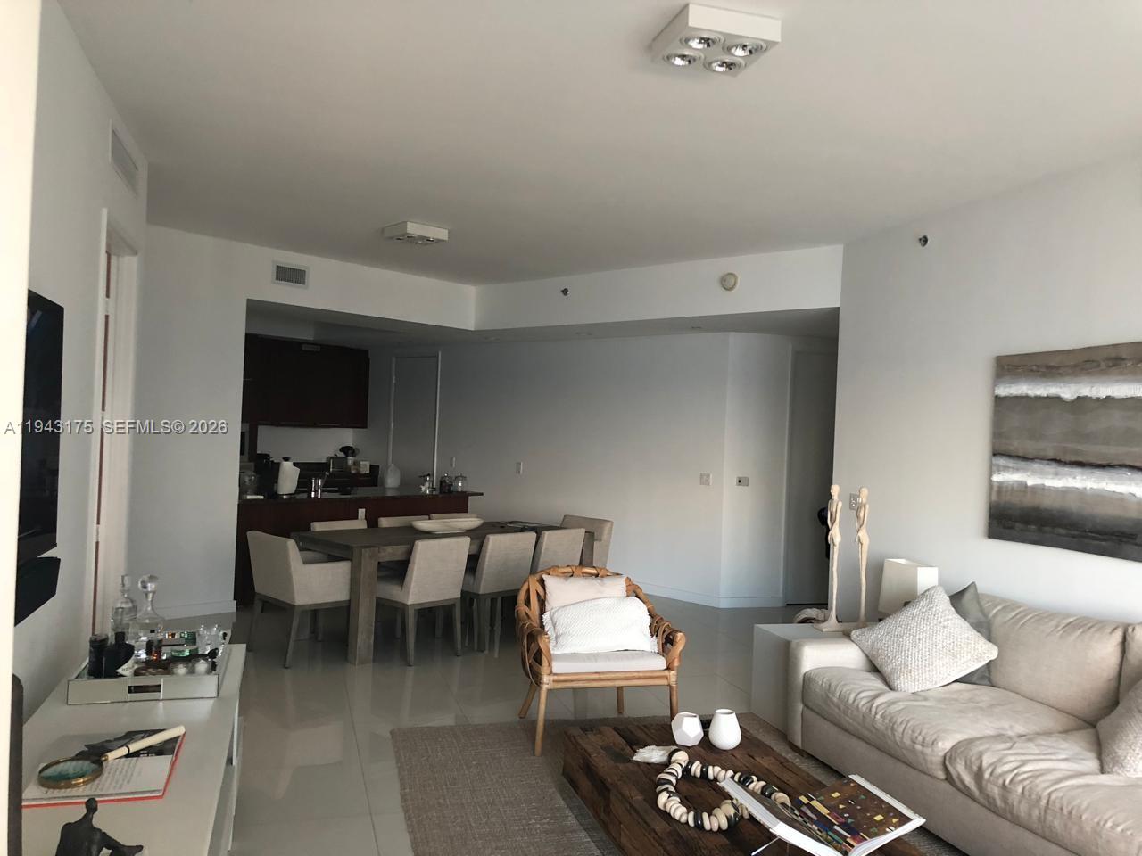 803 2 / 3 1935 sq. ft. $ 2026-01-11 0 foto