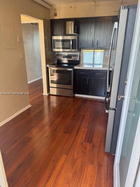 Ver detalles 706 1 / 2 873 sq. ft. $ 2026-05-27 0 foto