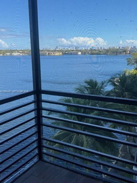 Ver detalles 706 1 / 2 873 sq. ft. $ 2026-05-27 0 foto