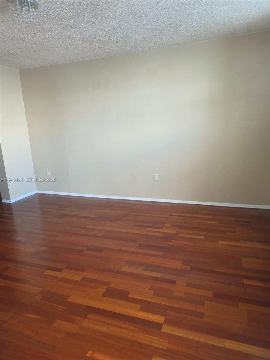 Ver detalles 706 1 / 2 873 sq. ft. $ 2026-05-27 0 foto