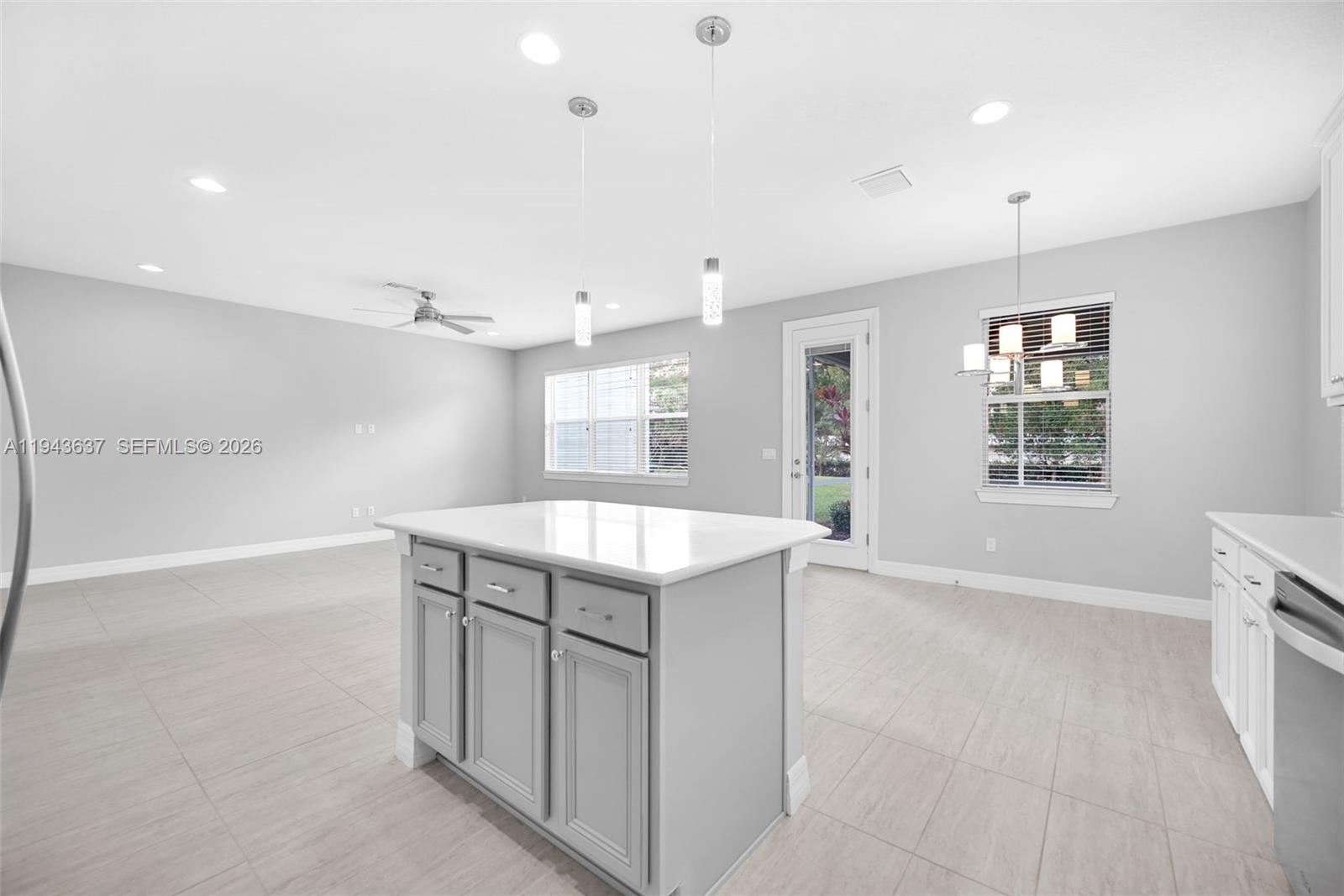 964 3 / 3 1881 кв.футов $ 2026-01-12 0 Фото