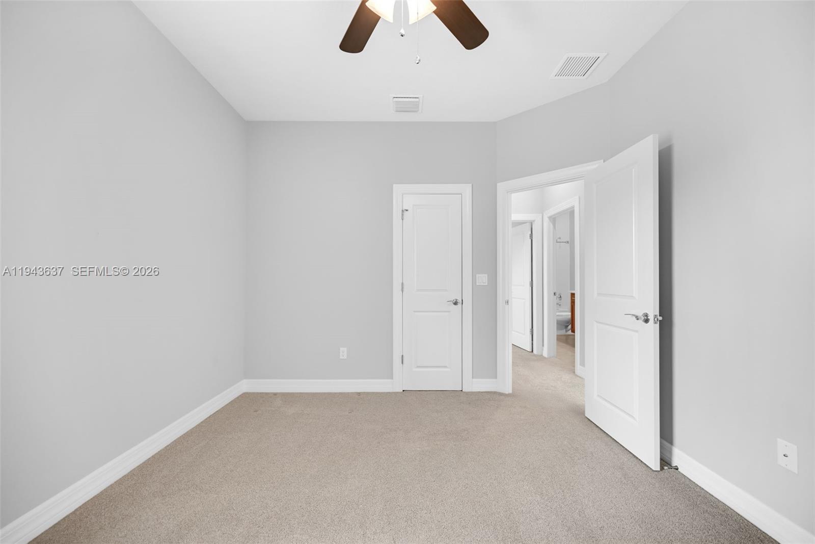 964 3 / 3 1881 кв.футов $ 2026-01-12 0 Фото