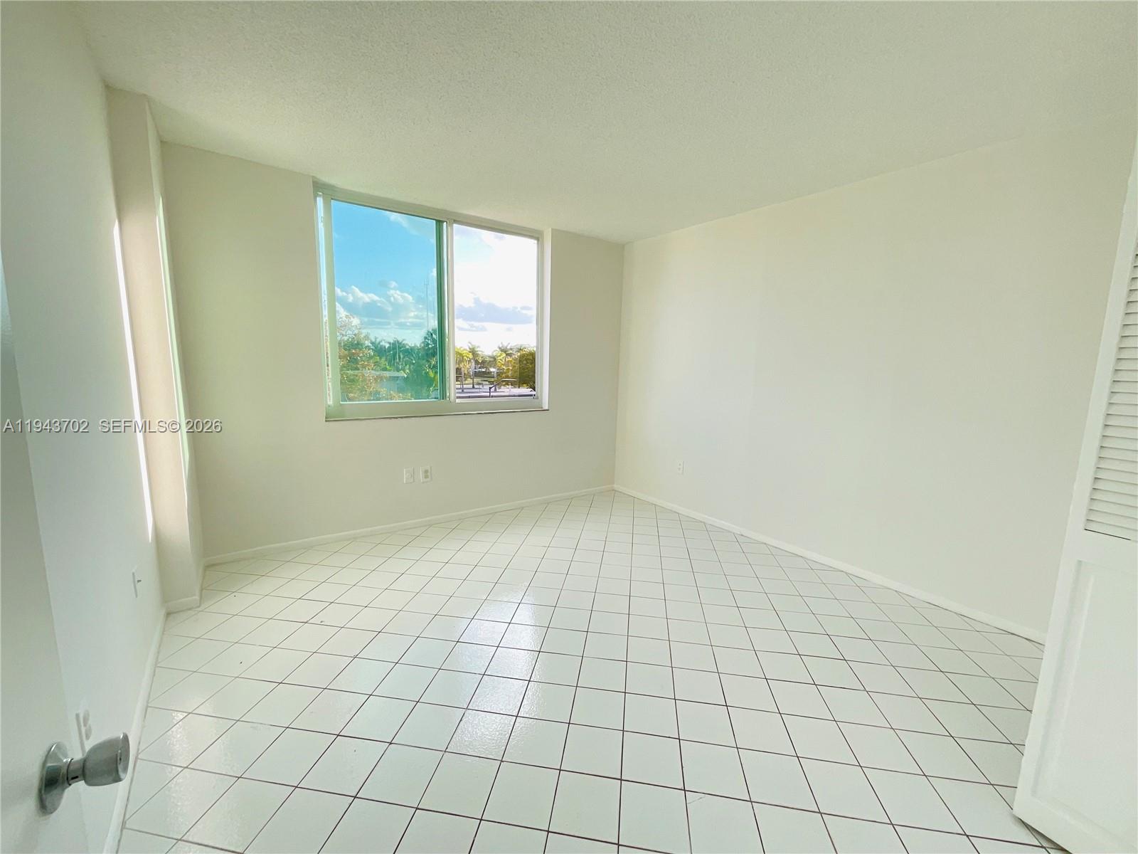 304 2 / 2 1100 sq. ft. $ 2026-01-12 0 foto