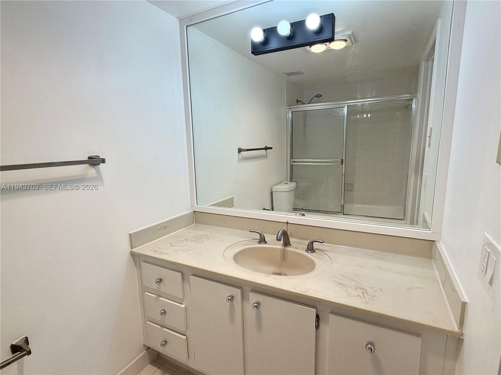 304 2 / 2 1100 sq. ft. $ 2026-01-12 0 foto