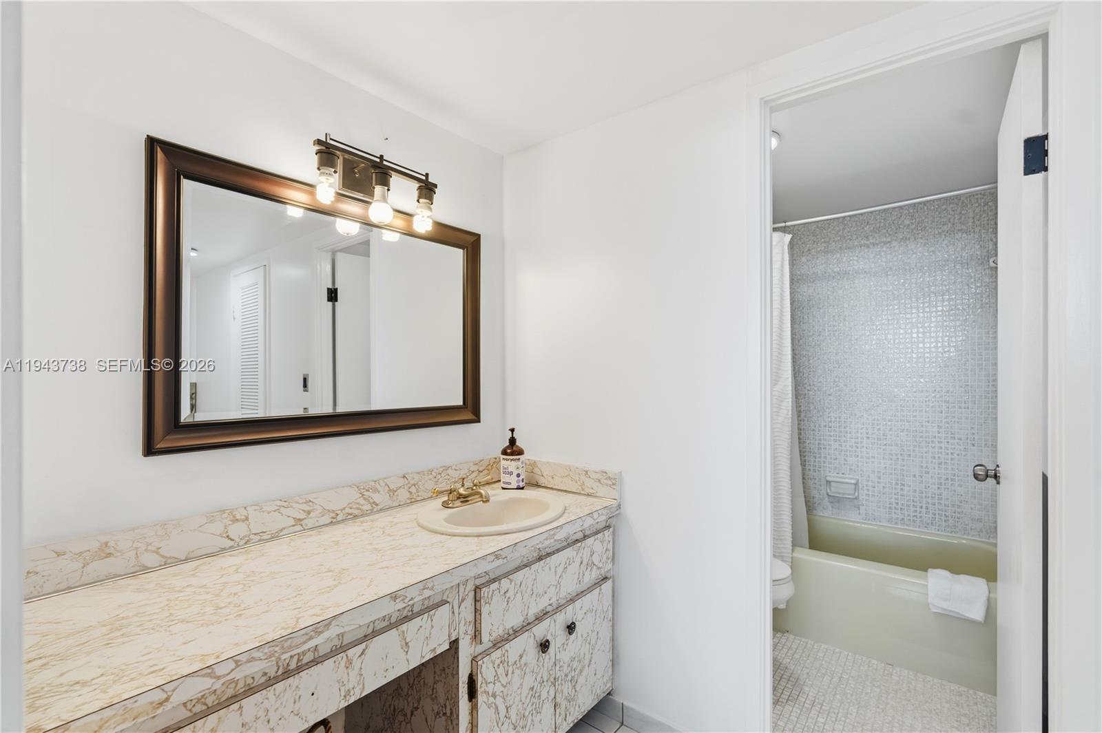 Ver detalles 806E 2 / 2 1140 sq. ft. $ 2026-02-09 0 foto