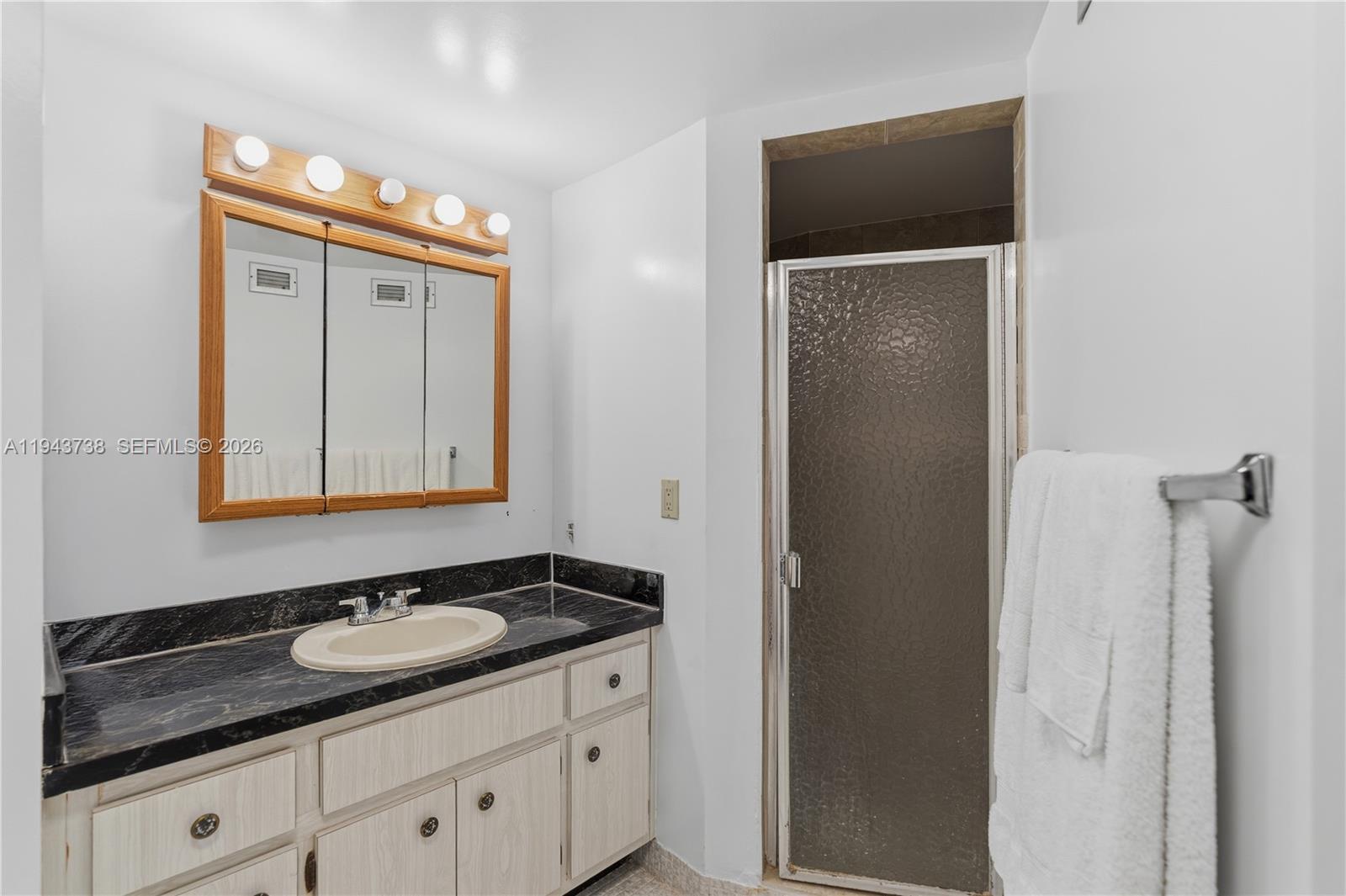 Ver detalles 806E 2 / 2 1140 sq. ft. $ 2026-02-09 0 foto