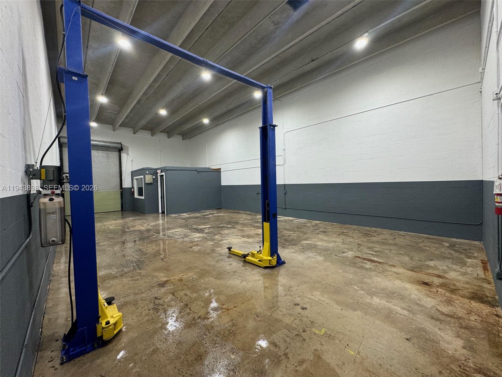 7555  /   кв.футов $ 2026-01-12 0 Фото